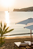 Blick über Lindos Strand bei Sonnenaufgang, Lindos, Rhodos, Dodekanes, Griechische Inseln, Griechenland, Europa