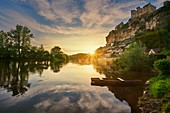 Frankreich, Dordogne, Beynac, Das Dorf, die Burg und der Fluss bei Sonnenuntergang