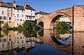 Frankreich, Aveyron, Lot-Tal, Espalion, Schritt auf dem Weg nach Santiago de Compostela, dem Pont-Vieux