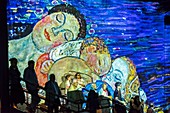 Frankreich, Paris, Atelier des Lumieres, Lichtspiel über Hundertwasser und Klimt, eine Leistung von Gianfranco Iannuzzi, Renato Gatto, Massimiliano Siccardi