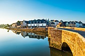 Frankreich, Morbihan, Golf von Morbihan, Auray, die alte Saint-Goustan-Brücke über den Fluss Auray