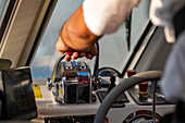 Hand auf Beschleuniger von Tenderboot vom Expeditions Keuzfahrtschiff World Explorer (nicko cruises), Punta del Este, Maldonado Department, Uruguay, Südamerika