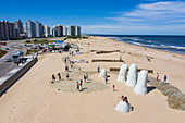 Luftaufnahme von Besucherm bei der Skulptur La Mano (Die Hand) vom chilenischen Künstler Mario Irarrázaba am Strand, Punta del Este, Maldonado Department, Uruguay, Südamerika