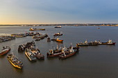 Luftaufnahme von verfallenen Booten und Schiffen die im Hafen vor sich hin rosten, Montevideo, Montevideo Department, Uruguay, Südamerika