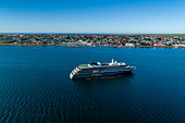 Luftaufnahme von Expeditions Kreuzfahrtschiff World Explorer (nicko cruises) mit Stadt dahinter, Stanley, Falklandinseln, Britisches Überseegebiet, Südamerika