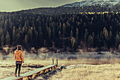 Frau auf einem Steg am Stazersee, Engadin, Graubünden, Schweiz, Europa