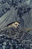 Winterlager auf einem Berg beim Lünersee, Vorarlberg, Österreich, Europa\n