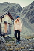 Frau steht an der Totalphütte im Rätikon über dem Lünersee, Vorarlberg, Österreich, Europa