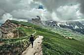 Wanderin in den Dolomiten, Südtirol, Italien, Europa \n