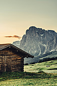 Hütte bei Sonnenaufgang auf der Seiser Alm in Südtirol, Italien, Europa
