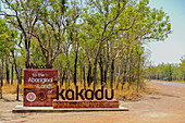 Eingangsschild zum Kakadu National Park, bei Jabiru, Northern Territory, Australien