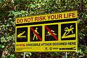 Warnschild vor Krokodilattacken, Kakadu National Park, Jabiru, Northern Territory, Australien