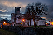 Die Spilimbergo Kathedrale bei Sonnenuntergang, eines der wichtigsten gotischen Gebäude in der Region Friaul. Provinz Pordenone. Italien