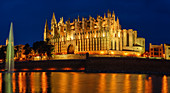 Die Kathedrale La Seu zur blauen Stunde, Palma De Mallorca, Balearen, Spanien