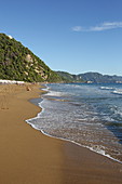 Glyfada Strand (auch Glifada Strand) liegt etwas nördlich des Ortes Pelekas am Fuß der steilen Westküste, Pelekas, Insel Korfu, Ionische Inseln, Griechenland