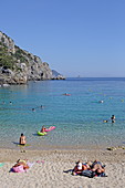 Der meist sandige Agios Spiridon Strand im Ort Paleokastritsa erstreckt sich zwischen zwei Halbinseln und unterhalb des Klosters Panagia Theotokou, Insel Korfu, Ionische Inseln, Griechenland