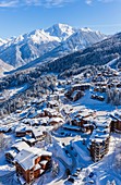 Frankreich, Savoie, Tarentaise-Tal, La Tania ist eines der größten Skiresort-Dörfer Frankreichs im Herzen von Les Trois Vallees (Die drei Täler), einem der größten Skigebiete der Welt mit 600 km markierten Loipen im Westen von das Vanoise-Massiv, Blick auf den Grand Bec Peak (3398 m) im Parc National de La Vanoise (Luftaufnahme)