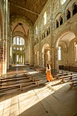 Frankreich, Manche, der Mont-Saint-Michel, junge Frau im Kircheninneren