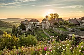 Frankreich, Jura, Château Chalon, das auf einer felsigen Landzunge eingepflanzte Dorf