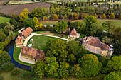 Frankreich, Calvados, Pays d'Auge, Schloss Crevecoeur en Auge und sein Verlies, Stiftung Schlumberger Museum (Luftaufnahme)