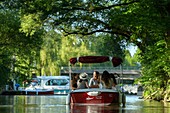 Frankreich, Morbihan, La Gacilly, Elektrobootfahrt auf dem Fluss Aff
