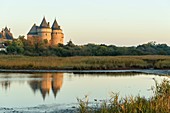 Frankreich, Morbihan, Sarzeau, die Burg von Suscinio auf der Halbinsel Rhuys bei Sonnenaufgang