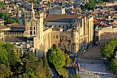 Frankreich, Vaucluse, Avignon, das Palais der Päpste (XIV), von der UNESCO als Weltkulturerbe eingestuft (Luftaufnahme)