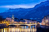 Frankreich, Isere, Grenoble, Abenddämmerung am Ufer des Flusses Isere, Vercors-Massiv im Hintergrund