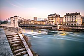 Frankreich, Isere, Grenoble, Abenddämmerung am Ufer des Flusses Isere, Belledonne-Massiv im Hintergrund
