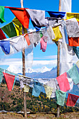 Buddhistische Gebetsfahnen am Chelela-Pass gegen schneebedeckten Himalaya, Bhutan, Asien