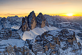 Sonnenuntergang über Tre Cime Di Lavaredo, Monte Paterno und Cristallo während eines verschneiten Herbstes, Sestodolomiten, Südtirol, Italien, Europa