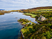 Blick auf Dunvegan Castle, Isle of Skye, Innere Hebriden, Schottland, Vereinigtes Königreich, Europa