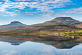 Wasserreflexionen auf Lake Dunvegan, Isle of Skye, Innere Hebriden, Schottland, Vereinigtes Königreich, Europa