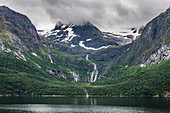 Schroffe Berge um Svartisen-Gletscher, Kystriksveien-Küstenstraße, Norwegen, Skandinavien, Europa
