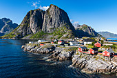 Der Hafen von Reine, Lofoten, Nordland, Norwegen, Skandinavien, Europa