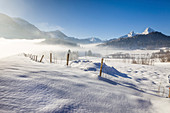 Winterlicher Morgennebel bei Berchtesgaden, Oberbayern, Bayern, Deutschland