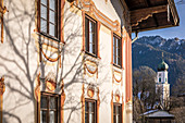 Historic house with Lüftlmalerei with Church of St. Peter and Paul, Oberammergau, Upper Bavaria, Bavaria, Germany