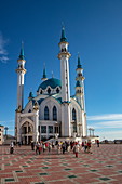 Tour group in front of the Kul Sharif Mosque in the Kazan Kremlin, Kazan, Kazan District, Republic of Tatarstan, Russia, Europe