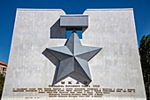 Denkmal außerhalb der Gerhardt Mühle (eines der wenigen verbliebenen Gebäude aus der Schlacht von Stalingrad im Zweiten Weltkrieg), Wolgograd, Bezirk Wolgograd, Russland, Europa
