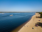 Luftaufnahme von Strand entlang Fluss Wolga, Samara, Bezirk Samara, Russland, Europa