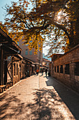 Menschen, die auf der schmalen Straße in der Stadt Sarajevo gehen