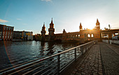 Blick auf die Oberbaumbrücke über die Spree gegen den Himmel, Berlin