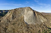 Frankreich, Puy de Dome, Orcival, Regionaler Naturpark der Auvergne-Vulkane, Monts Dore, Tuiliere-Felsen, Phonolith aus Vulkanrohr (Luftaufnahme)