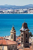 Frankreich, Alpes Maritimes, Nizza, Stadtteil Old Nice, Stadtteil Old Nice, Kirchturm der Kirche Saint Jacques der Major von Nizza und die Kirche Sainte Rita oder Kirche der Verkündigung