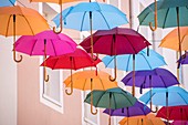 Frankreich, Var, Saint-Raphaël, bunte Regenschirme hängen über der Rue De La Liberte