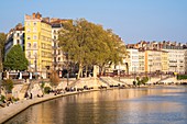 Frankreich, Rhone, Lyon, Altstadt, die zum UNESCO-Weltkulturerbe gehört, Quai Saint-Vincent, die Ufer des Flusses Saone und die Fußgängerbrücke Saint-Vincent
