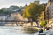 Frankreich, Rhone, Lyon, Altstadt, die zum UNESCO-Weltkulturerbe gehört, Quai Saint-Vincent, die Ufer des Flusses Saone und die Fußgängerbrücke Saint-Vincent