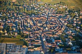 Frankreich, Haut Rhin, Elsass Weinstraße, Eguisheim, beschriftet Les Plus Beaux Villages de France (die schönsten Dörfer Frankreichs) (Luftbild)