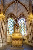 Frankreich, Seine Saint Denis, Saint Denis, die Dombasilika, Saint Peregrine Radiant Chapel, Glasfenster des Lebens des Moses (links) und Allegorien des Heiligen Paulus (rechts)