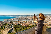 Frankreich, Bouches du Rhone, Marseille, Blick auf den Vieux Port (Alter Hafen) von Notre Dame De La Garde